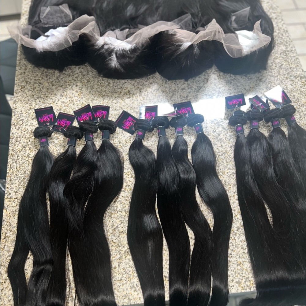 Silky Black luxurious wigs - Picture 3 of 5